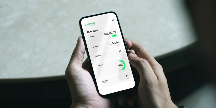 PAGE-LINKS-PHONE-IN-HAND